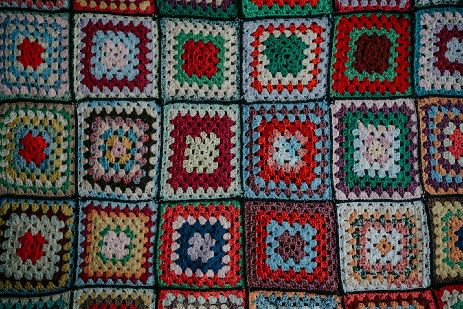 Decke aus gehäkelten Granny-Squares in Ton-in-Ton-Naturfarben